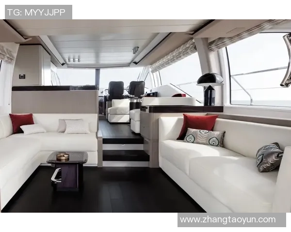 足球明星们在奢华游艇上享受阳光海滩度假生活的精彩瞬间